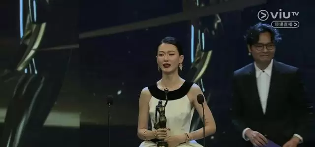 廖子妤凭《像我这样的爱情》斩获第44届香港电影金像奖最佳女主角 _ 相关图片 廖子妤凭《像我这样的爱情》斩获第44届香港电影金像奖最佳女主角 _ 相关图片