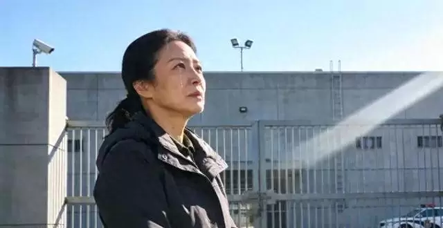 何小满替兄坐牢15年狱警称其7年前已被亲生父母接走 _ 资讯配图