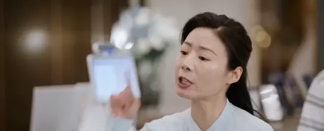 许蜜语冒雨翻垃圾寻助听器，纪封赠“垃圾堆戒指”引爆微博 _ 现场图
