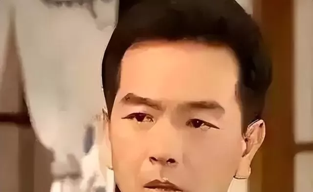 张晨光69岁上海拍戏仍骑共享单车：全年58趟跨国飞行，为子女教育咬牙坚持 _ 相关图片