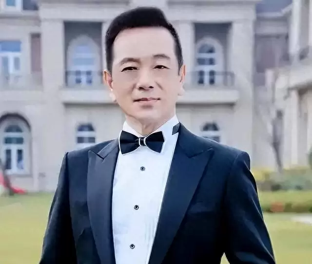 张晨光69岁上海拍戏仍骑共享单车：全年58趟跨国飞行，为子女教育咬牙坚持 _ 资讯配图