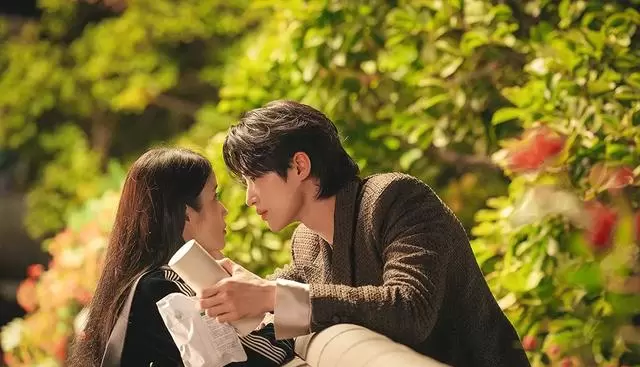 IU主演《21世纪大君夫人》收视破14.3%但叙事逻辑遭质疑 _ 现场图